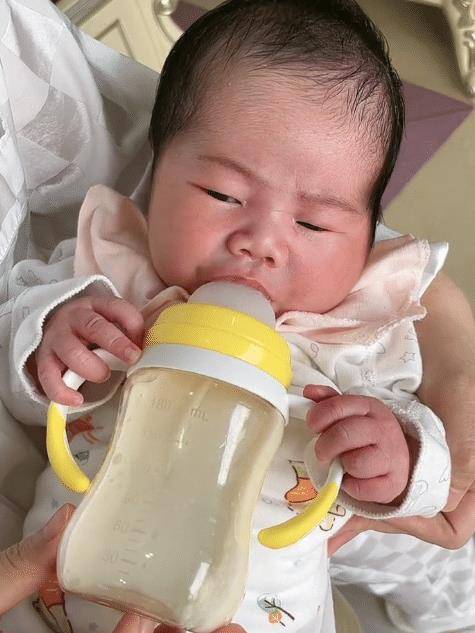 陈三废妻子给孩子喂奶的方式引争议，网友：别出来丢人现眼了